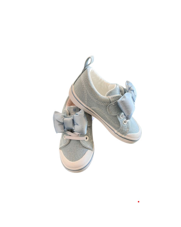 Tenis de  mezclilla con moño